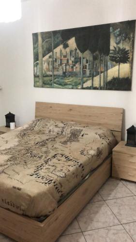 Bett in einem Schlafzimmer mit Wandgemälde in der Unterkunft Casa di Max - private room in apartment with shared bathroom FREE PARKING in Bozen
