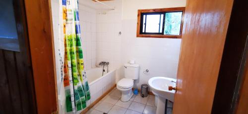 Ένα μπάνιο στο Cabaña Pudomo en Coñaripe con Hot-tub exclusivo