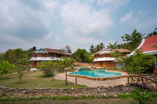 een luchtzicht op een resort met een zwembad bij Sarth Ayurveda Retreat and Wellness Centre in Sawantwadi