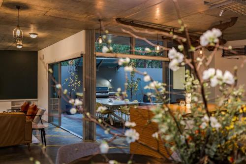 Posezení v ubytování Djurapin - entertain, dine and enjoy the beach - Margaret River Properties