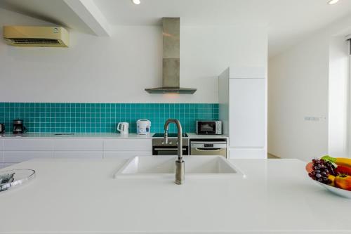 Кухня или мини-кухня в Modern 4 Bedroom Pool Villa KH-A6
