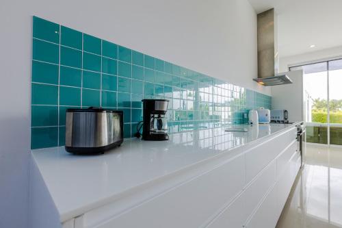 Кухня или мини-кухня в Modern 4 Bedroom Pool Villa KH-A6
