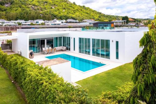 uma vista aérea de uma casa branca com uma piscina em Modern 4 Bedroom Pool Villa KH-A6 em Khao Tao