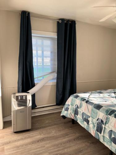 - une chambre avec un lit et une fenêtre dans l'établissement Burrel Avenue Apartments, à Cooperstown