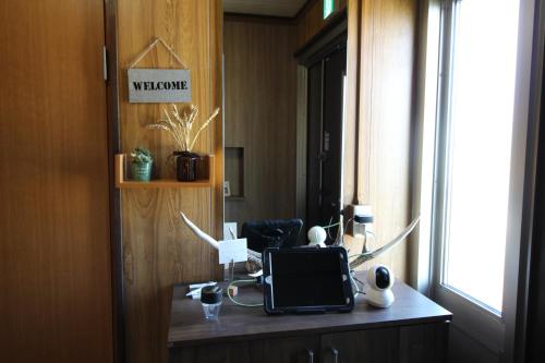 a room with a desk with a laptop computer on it at 海と湖が近い一軒家　”民泊あばしりの家” in Kitahama