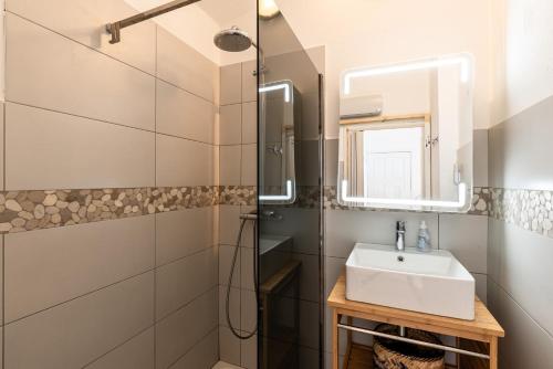 uma casa de banho com um lavatório e um chuveiro em Terra Bella - mini Villa vue mer em Grosseto-Prugna