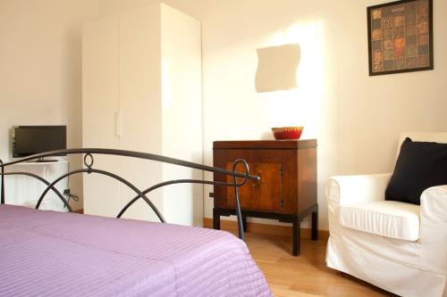 1 dormitorio con 1 cama, 1 sofá y 1 silla en Maison Dei Miracoli, en Pisa