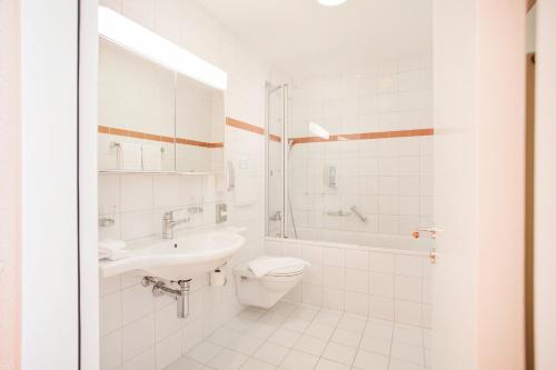 Vonios kambarys apgyvendinimo įstaigoje GUESTHOUSE ZURZACH - Self Check-in