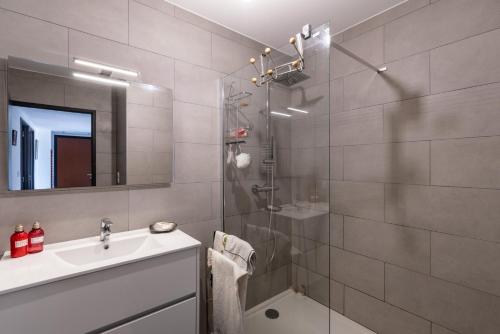 y baño con ducha, lavabo y espejo. en Vita en Grosseto-Prugna