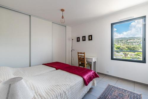 Habitación blanca con cama y ventana en Vita en Grosseto-Prugna