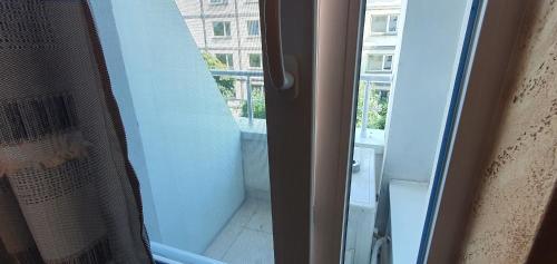 ソフィアにあるBijou apartmentの窓とバスルームが備わる客室です。