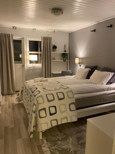 Un dormitorio con una cama grande y una ventana en Centrally located spacious Townhouse with large patios and a Fireplace en Boden