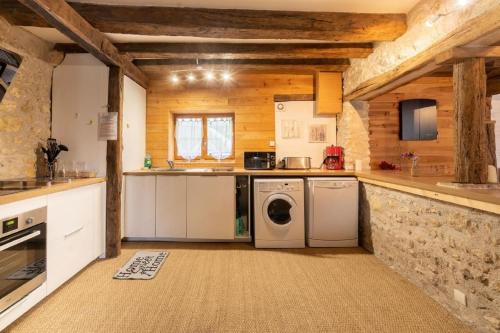 - une cuisine avec lave-linge et sèche-linge dans la chambre dans l'établissement Gîte Atypique 2 à 8 PERSONNES avec piscine jacuzzi proche châteaux de la Loire, à Mosnes