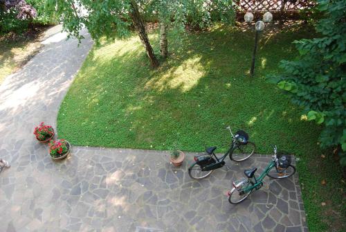 an aerial view of two bikes parked in a yard at Le Querce in Curtatone