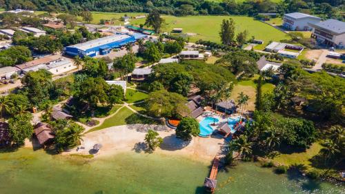 einen Luftblick auf ein Resort mit einem Pool in der Unterkunft MG Cocomo Resort Vanuatu in Port Vila