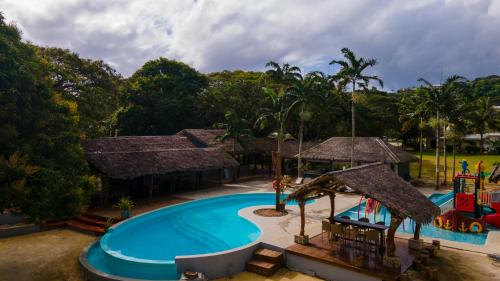 uma imagem de uma piscina num resort em MG Cocomo Resort Vanuatu em Port Vila
