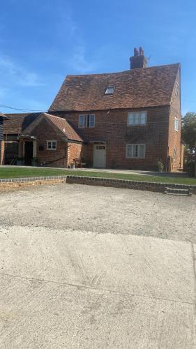 a large brick house with a large driveway at Cowley Farm, Preston Bissett, Buckingham in Buckingham