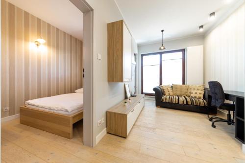sypialnia z łóżkiem, biurkiem i krzesłem w obiekcie VIP Apartamenty Białystok w mieście Białystok