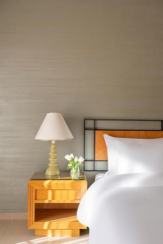 Giường trong phòng chung tại Grand Mercure Petra
