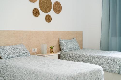 Dos camas una al lado de la otra en un dormitorio. en Holiday House Gara, en San Sebastián de la Gomera