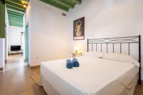 Postel nebo postele na pokoji v ubytování Charming apartment at La Alameda Seville City Center by OCityzen