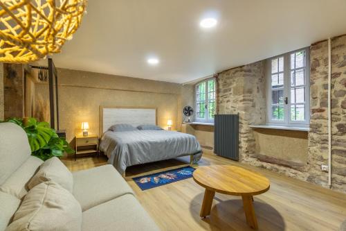 sypialnia z łóżkiem, kanapą i stołem w obiekcie Le Place Du Bourg Appartement T2 Centre Historique Rodez w mieście Rodez