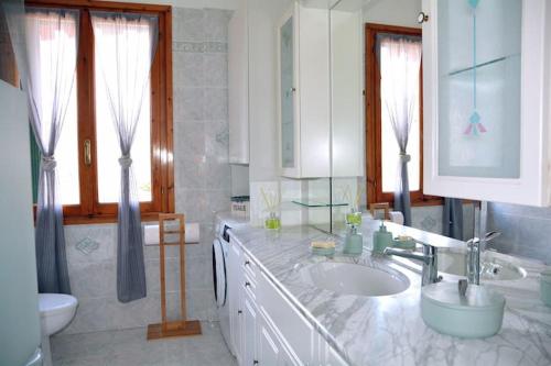 A bathroom at Appartamento “Casa Losa” Citra 008063-LT-0086
