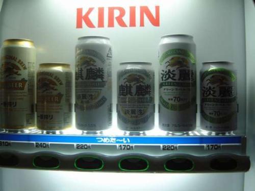 eine Gruppe von sechs Dosen Bier auf einem Regal in der Unterkunft Grand Plaza Nakatsu Hotel - Vacation STAY 28275v in Nakatsu