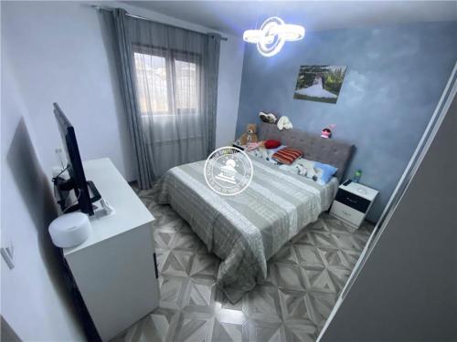 Dormitorio pequeño con cama y TV en Villa 20 km from Iasi, free parking, 