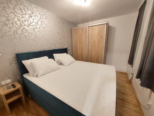 Postel nebo postele na pokoji v ubytování KATARINA - Lux two bedroom apartment in ski resort Kopaonik