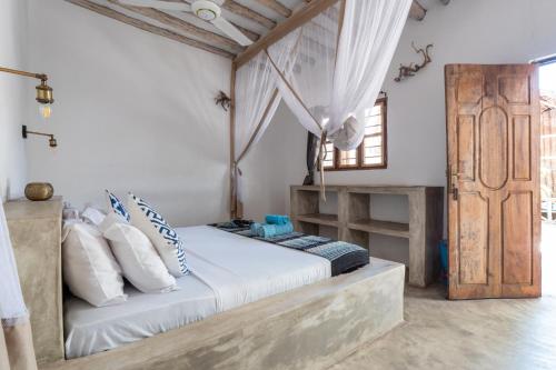 Кровать или кровати в номере Bahari Beach Bungalows