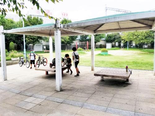 a group of children playing under a pavilion at Jakotel in Osaka