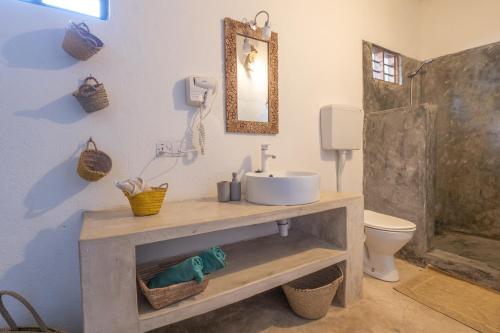 Ванная комната в Bahari Beach Bungalows