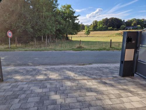 an empty parking lot with a building and a road at Au Petit Seny, gîte charme et nature avec jacuzzi pro in Tinlot
