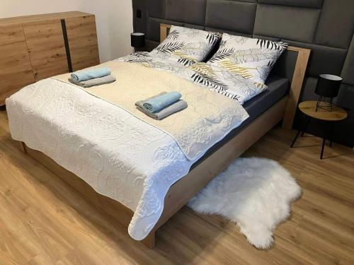 1 dormitorio con 1 cama con 2 toallas y 1 alfombra en Apartmán Nelka v Poprade, en Poprad