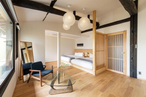 GiommachiにあるHanatoki Machiya Houseのベッドルーム1室(ベッド1台、ガラス張りのテーブル付)
