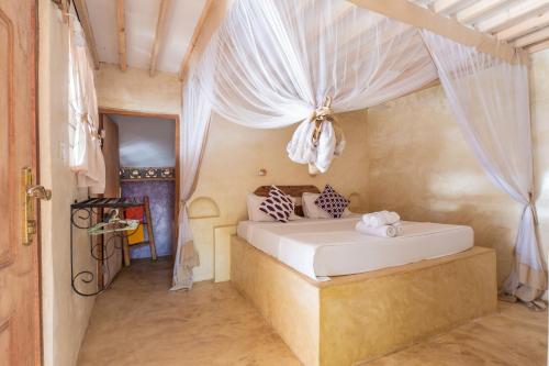 Кровать или кровати в номере Bahari Beach Bungalows