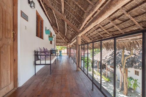 Балкон или терраса в Bahari Beach Bungalows