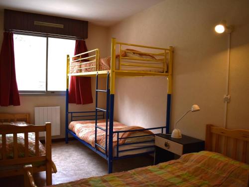 une chambre avec deux lits superposés et une fenêtre dans l'établissement Appartement Spacieux 4 Pièces en Centre-Ville avec Cuisine Équipée et Chambres Confortables - FR-1-580-28, à Font-Romeu-Odeillo-Via