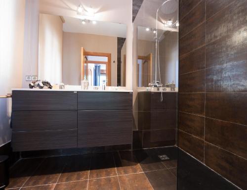 ein Badezimmer mit zwei Waschbecken und einem großen Spiegel in der Unterkunft For You Rentals CHALET SIERRA GUADARRAMA - LA PONDEROSA PON351 in Manzanares el Real