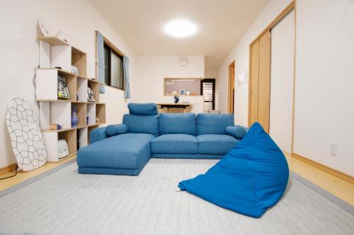 un soggiorno con divano blu in una camera di 615-13 Higashiboricho, which descends from Kamicho - Vacation STAY 83236 a Kyoto