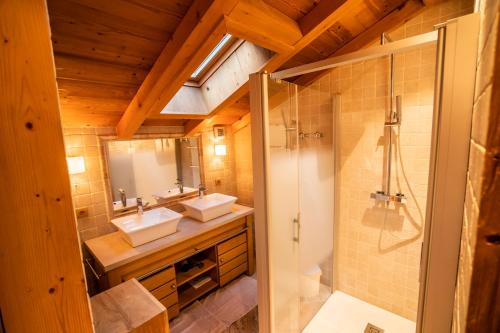 ein Bad mit 2 Waschbecken und einer Dusche in der Unterkunft Chalet LouBochu Châtel Réservation in Châtel