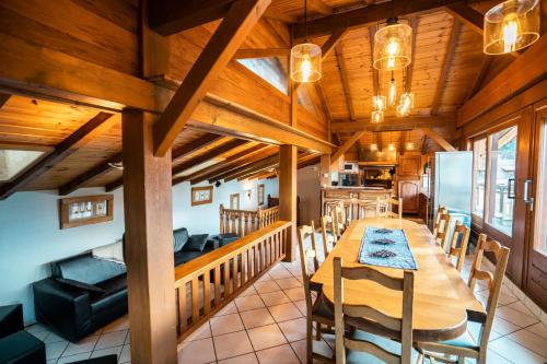 une salle à manger avec une table et des chaises en bois dans l'établissement Chalet LouBochu Châtel Réservation, à Châtel