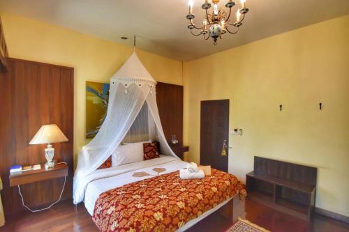 a bedroom with a large bed with a canopy at Villa Khao Phaengma in Wang Nam Khieo