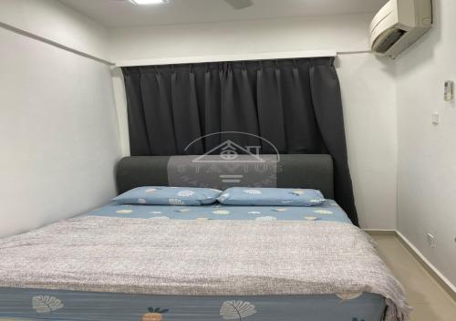 una piccola camera con letto e tenda nera di Cozy Apartment 2BR 5pax Glory Beach Resort a Port Dickson