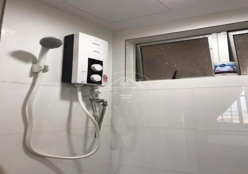 ein Badezimmer mit einem Föhn an der Wand in der Unterkunft Cozy Apartment 2BR 5pax Glory Beach Resort in Port Dickson