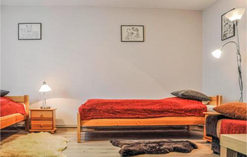 1 dormitorio con 1 cama con manta roja en 2 Bedroom Gorgeous Home In Gdynia en Gdynia
