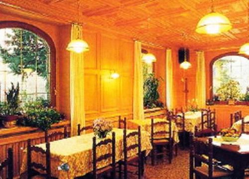 Restoran või mõni muu söögikoht majutusasutuses Hotel Carrara