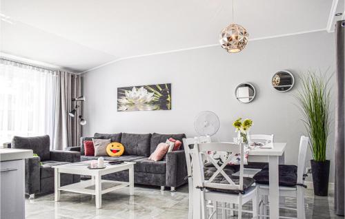 Χώρος καθιστικού στο 2 Bedroom Beautiful Home In Nowe Warpno