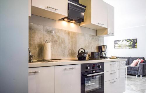 Η κουζίνα ή μικρή κουζίνα στο 2 Bedroom Beautiful Home In Nowe Warpno